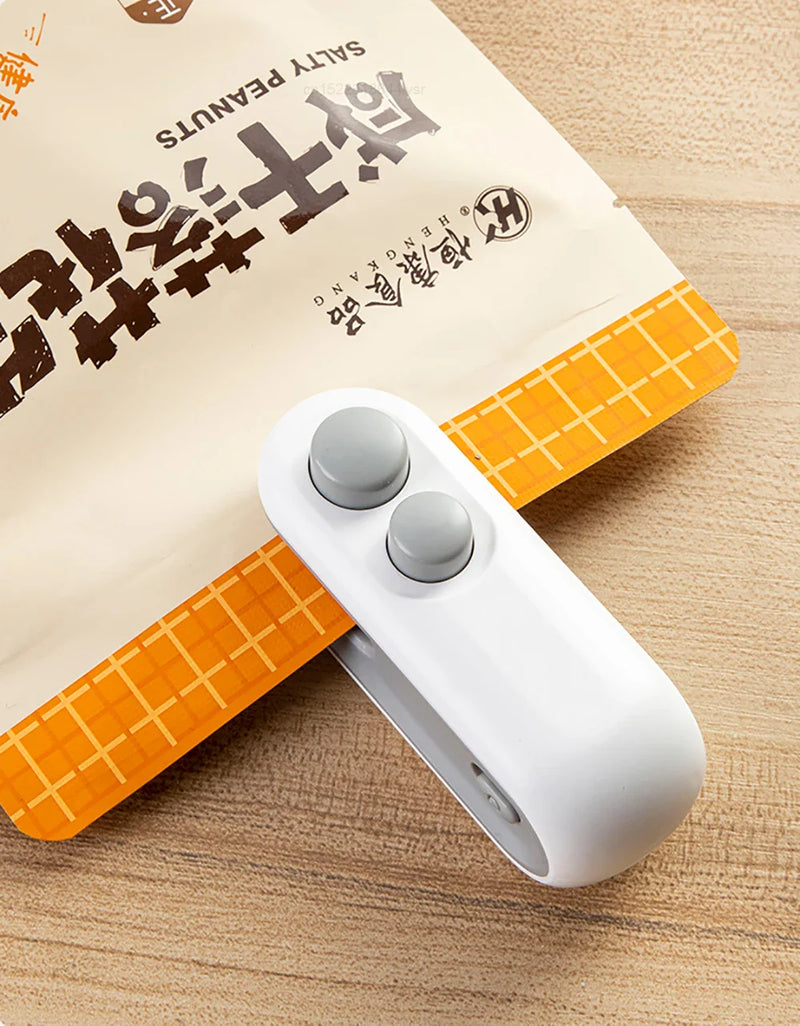 Mini Selador de Sacos 2 em 1 – Recarregável, Portátil com Cortador, Mantém Alimentos Frescos